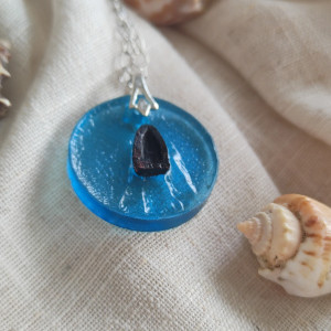 Ręcznie robiony wisiorek z żywicy z drewnianą łódką – Letnie jezioro, wspomnienia, natura