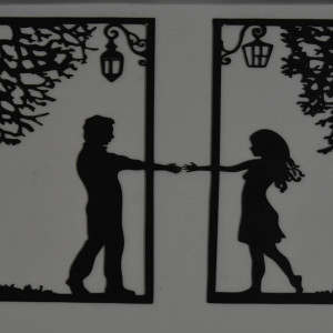 Zakochana para-dekoracja  wypalana laserem na płycie HDF dwa obrazy