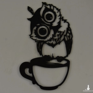 Sowa z filiżanką-dekoracja na ścianę wypalana laserem na płycie HDF