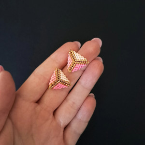 Różowe Geometryczne Kolczyki Sztyfty Utkane z Koralików w Kształt Trójkąta