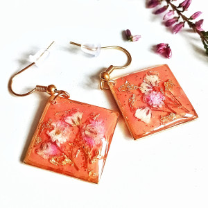 Ręcznie robione kolczyki z żywicy z różową gipsówką i perłowym blaskiem