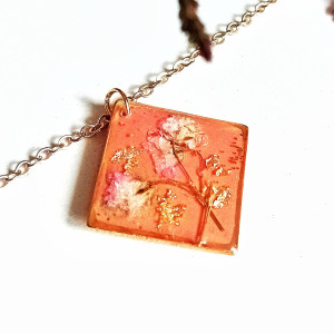 Ręcznie robiona zawieszka z żywicy z suszoną różową gipsówką