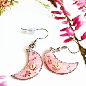 Kolczyki z żywicy z różową gipsówką