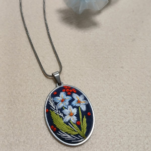 Ręcznie haftowany wisior  SATURN  stal szlachetna