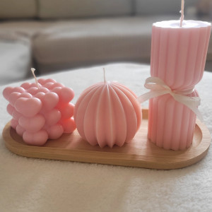 Zestaw świec na drewnianej tacce