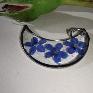 Księżyc z niezapominajkami wisiorek księżycowy kwiaty żywicy srebrny wisior