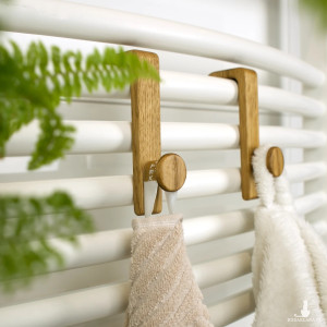 Drewniany haczyk łazienkowy na grzejnik z magnesem