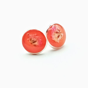 Ręcznie robione kolczyki sztyfty z żywicy i suszoną gipsówką