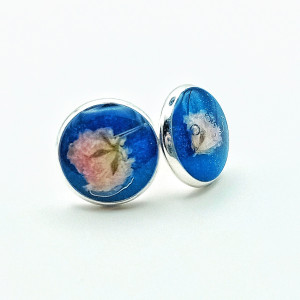 Ręcznie robione kolczyki sztyftowe z żywicy z suszoną gipsówką