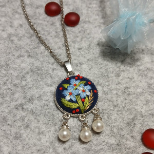 Ręcznie haftowany wisior  WIERNOŚĆ