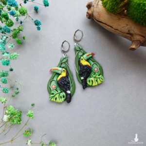 Kolczyki z tukanem tęczowym i koralem