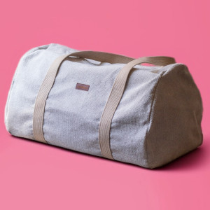 Torba podróżna z jasnej plecionej tkaniny