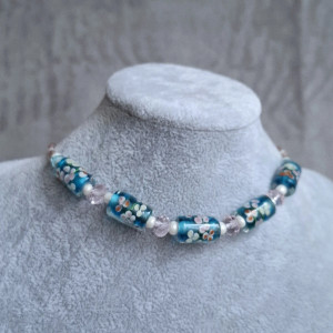 Naszyjnik "Błękitna Łąka" ze szklanych koralików w kwiatki