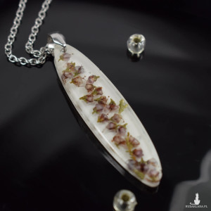 Owalny naszyjnik z kwiatami wrzosu w żywicy