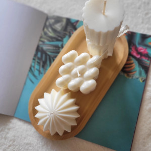 Zestaw świec sojowych na drewnianej tacy