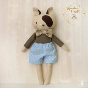 Piesek przytulanka Max w błękitnych spodenkach w kropeczki