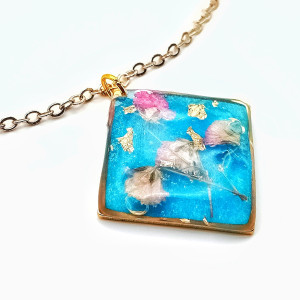 Ręcznie robiona zawieszka z żywicy i suszonych kwiatów