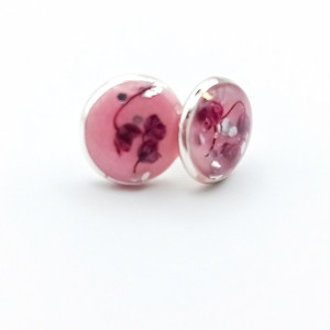 Ręcznie robione kolczyki z żywicy z suszoną bordową gipsówką