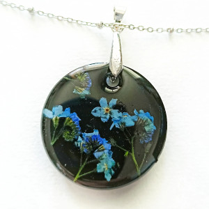 Duży Wisiorek z Żywicy UV – Czarny z Niezapominajkami