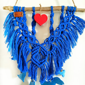 Ręcznie robiona pamiątka po piesku – ozdoba ścienna z makramy i zawieszkami z gliny