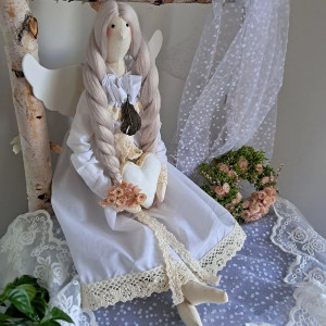 anioł stróż z piórkiem