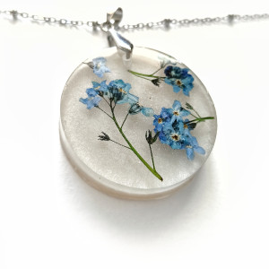 Duży, lekki wisiorek z żywicy z niezapominajkami