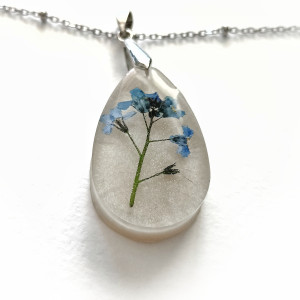 Duży wisiorek z żywicy w kształcie kropli z niezapominajkami