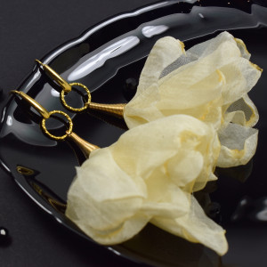 Długie, kremowe kolczyki kwiaty - lekkie jak piórko