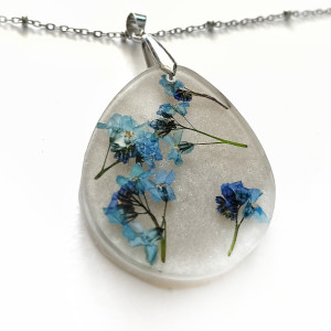 Wisiorek z żywicy z niezapominajkami | Kropla | Handmade