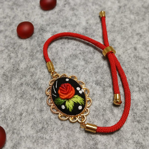 Ręcznie haftowana bransoletka  FLUFFY