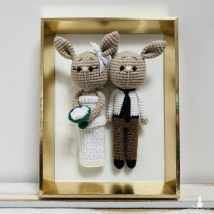 Młoda para króliczki w złotej ramce ręcznie robione prezent ślubny obraz