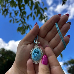 Ręcznie haftowany wisiorek  NIEBIESKI