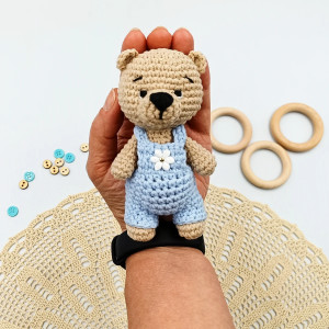 Szydełkowy misio w ogrodniczkach