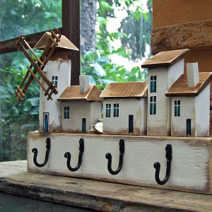Andaluzja - drewniany wieszak z domkami, na ubrania