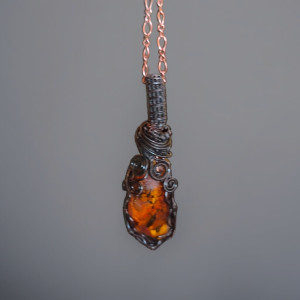 Wyjątkowy wisiorek z bursztynu bałtyckiego i miedzi na łańcuszku