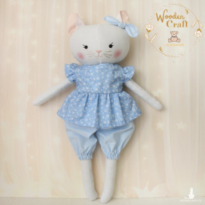 Kotek Lena przytulanka w błękitnej bluzeczce w kwiatuszki i w szortach