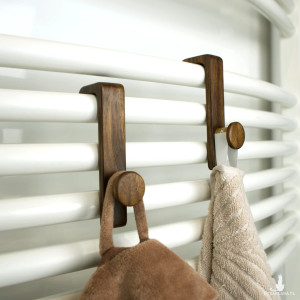 Drewniany haczyk łazienkowy na grzejnik z magnesem