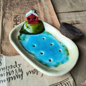 Mydelniczka z domkiem na skarpie