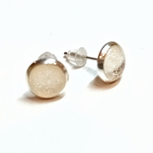 Ręcznie robione kolczyki z żywicy epoksydowej – subtelny blask i kobieca delikatność