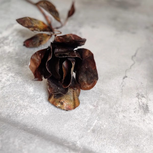 Miedziana róża ręcznie kuta