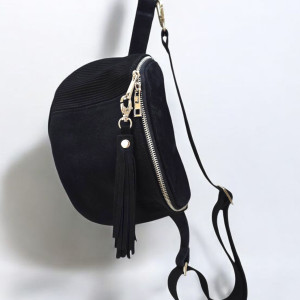 Duża czarna nerka saszetka z frędzlami. Skóra zamszowa