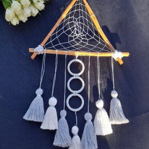 Minimalistyczny Trójkątny Łapacz Snów z Cynamonem – Rękodzieło Boho do Nowoczesnych Wnętrz