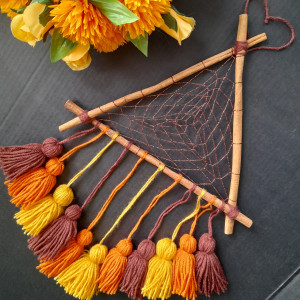 Jesienny Łapacz Snów Boho z Cynamonem i Ziemistymi Frędzlami – Ręcznie Robiona Dekoracja Ścienna