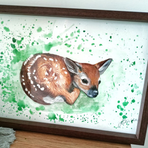 Obraz akwarela – Mała Sarenka (A4) w ramce z ciemnego drewna