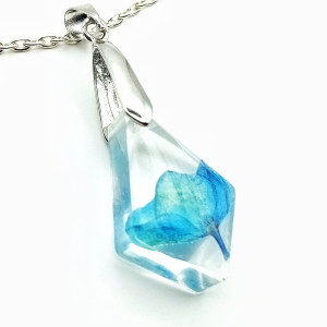 Wisiorek z żywicy z suszoną hortensją