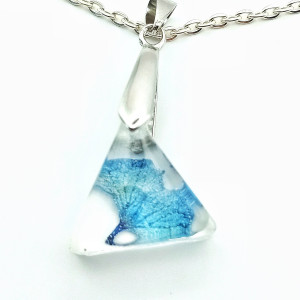 Ręcznie wykonany wisiorek z żywicy z suszoną hortensją