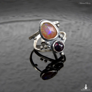 Pierścionek srebrny z opalem etiopskim i czarnym Pomarańczowy