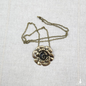 175 naszyjnik vintage; mosiężna, duża róża; mosiężny wisior