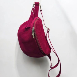 Duża nerka saszetka z frędzlami. Skóra zamszowa, magenta