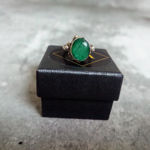 Srebrny pierścionek ze szmaragdem